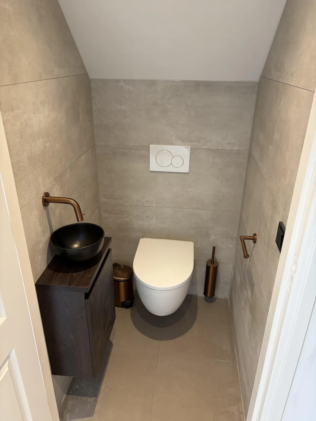 Toilet met koperen kranen, Wevers-HD Enschede