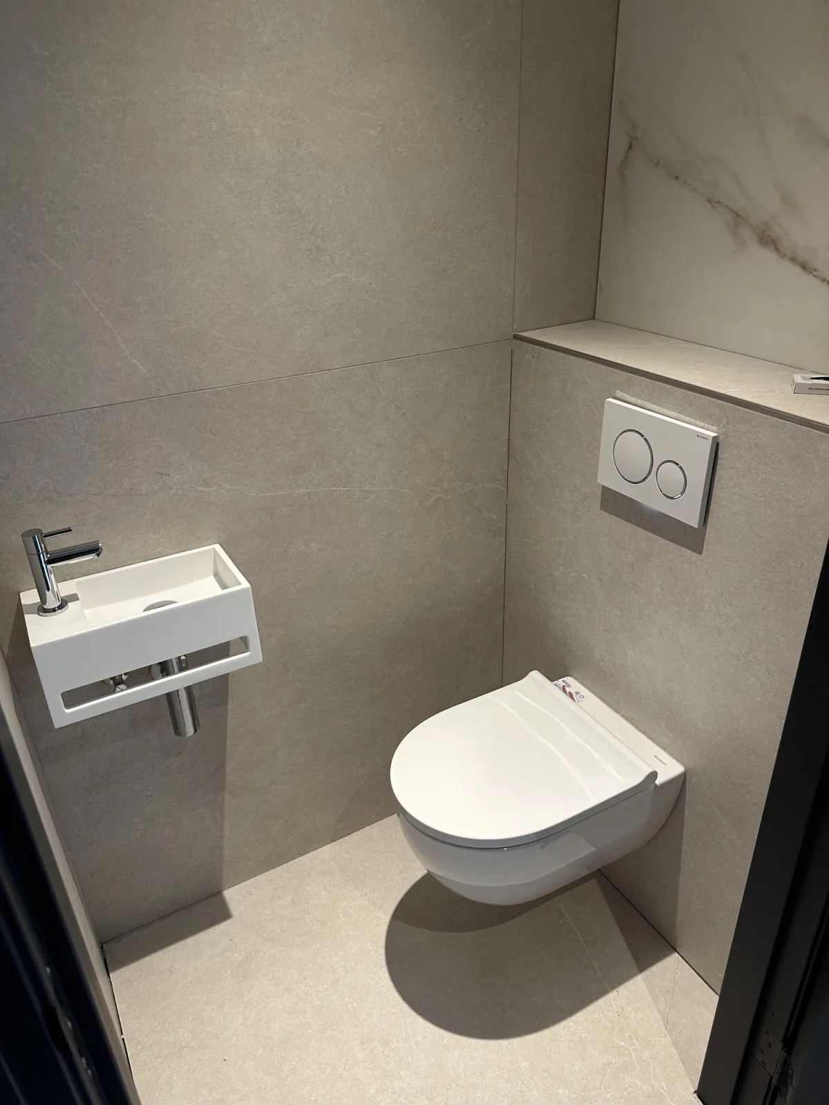 Toilet met marmerlook afwerking, Wevers-HD Enschede