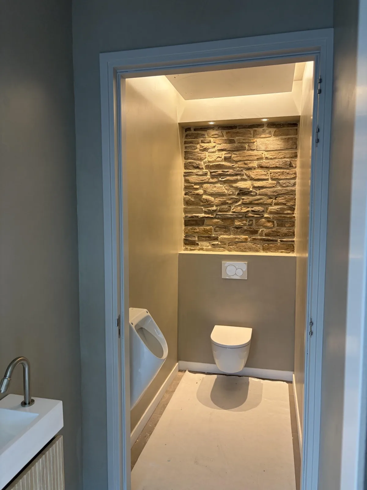 Toilet met natuurstenen accentwand, Wevers-HD Enschede